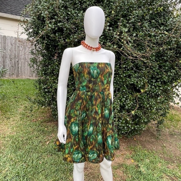 💋Alice + Olivia strapless fit & flare 3 tier lined mini dress - Picture 3 of 15